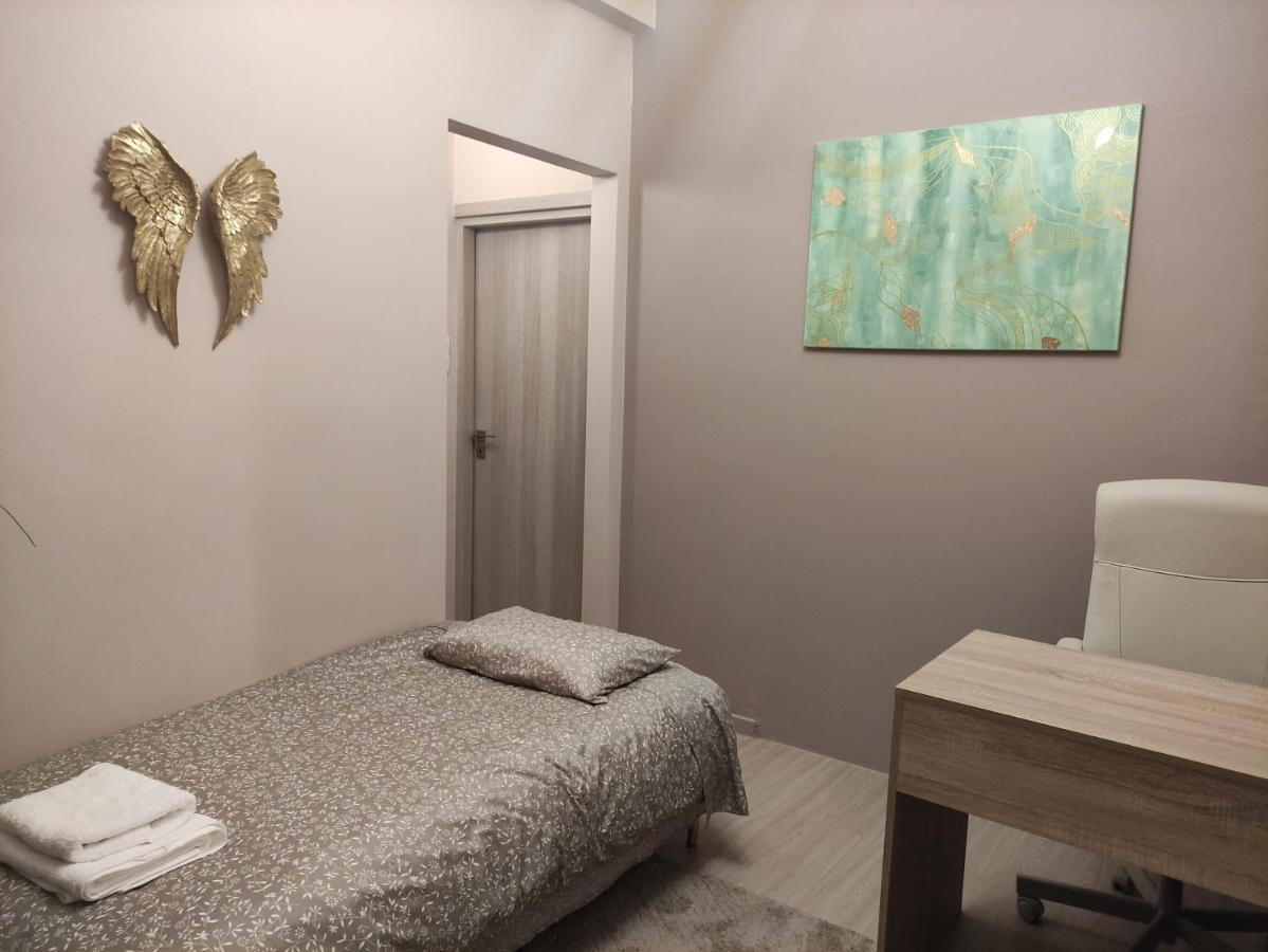 Love Truth Life Apartment Пирея Екстериор снимка