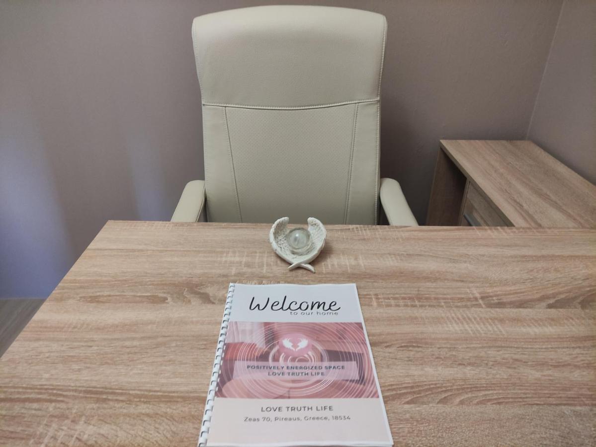Love Truth Life Apartment Пирея Екстериор снимка