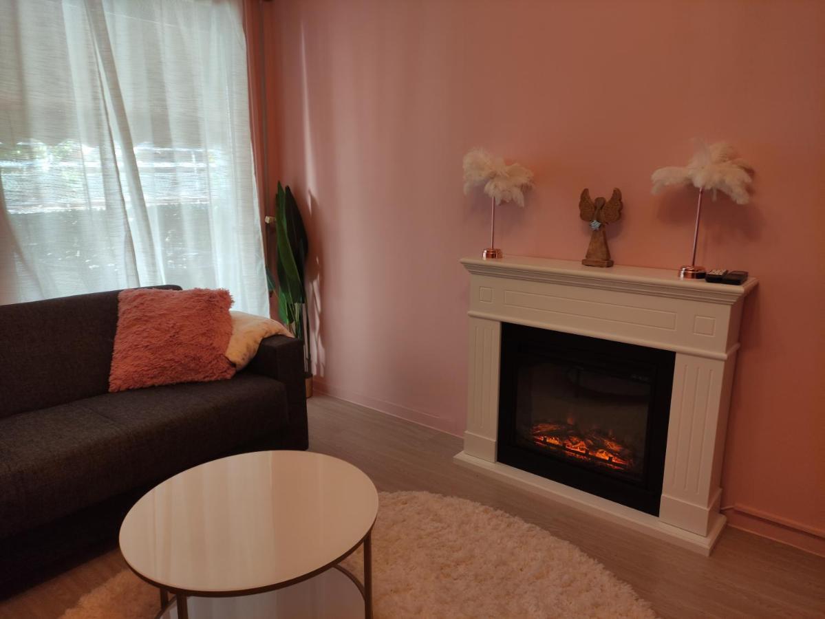 Love Truth Life Apartment Пирея Екстериор снимка