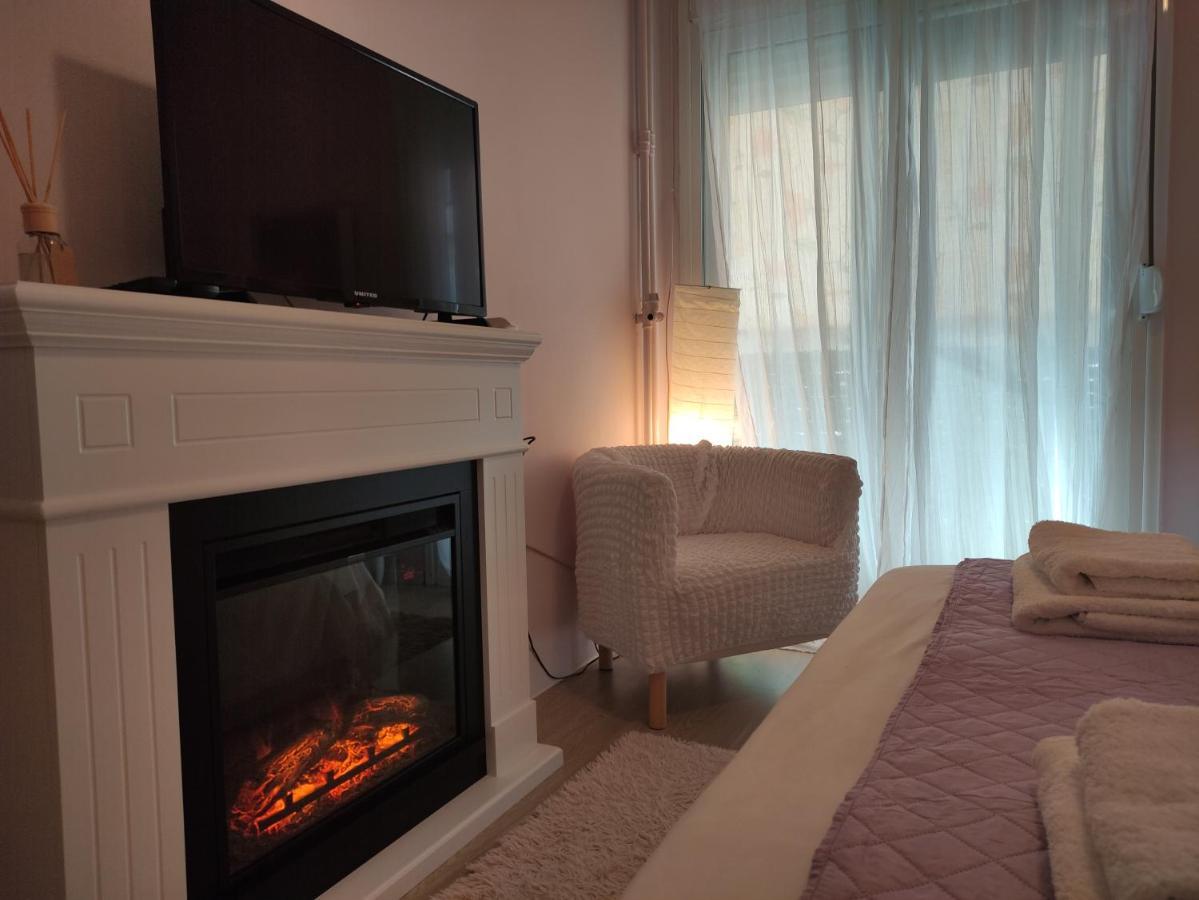Love Truth Life Apartment Пирея Екстериор снимка