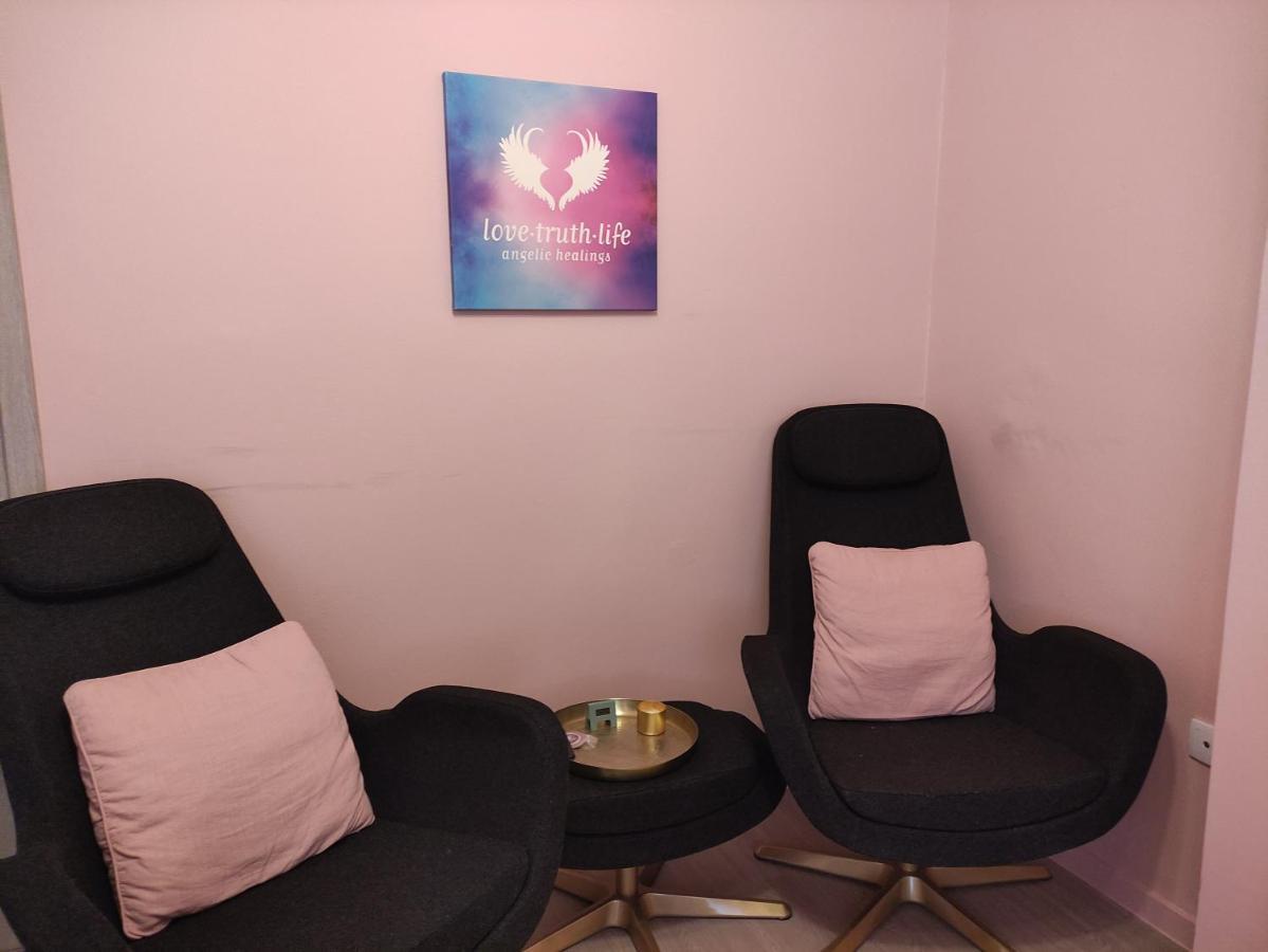 Love Truth Life Apartment Пирея Екстериор снимка