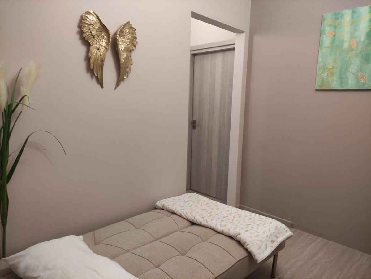 Love Truth Life Apartment Пирея Екстериор снимка